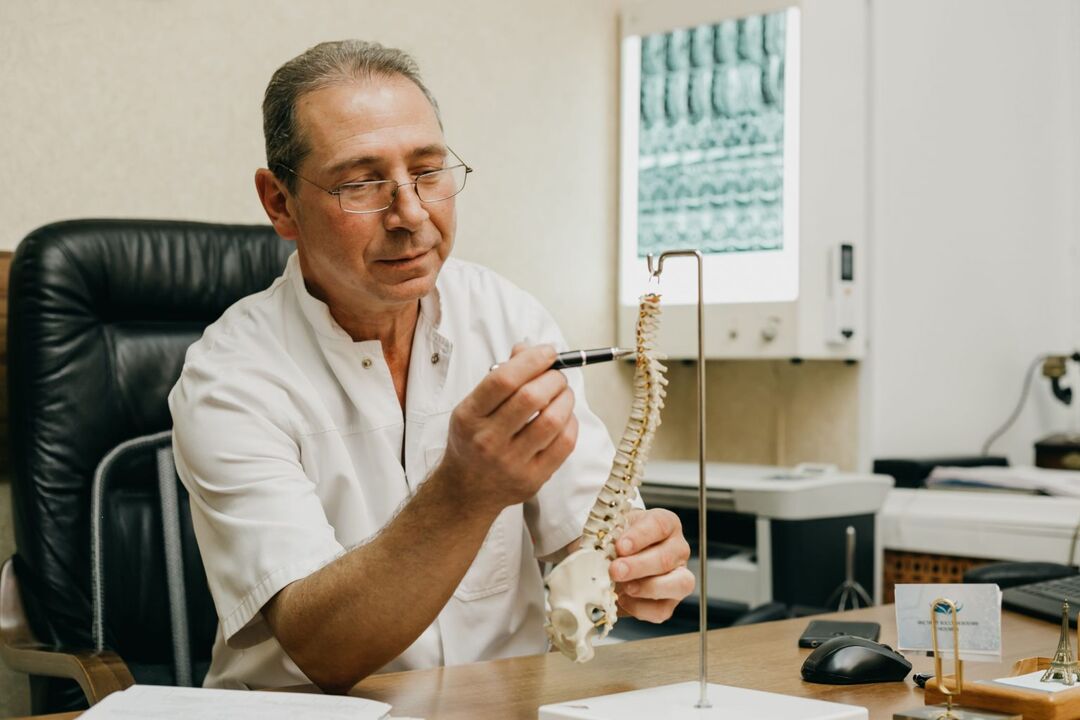 The doctor describes the features of the treatment for thoracic spinal osteochondrosis